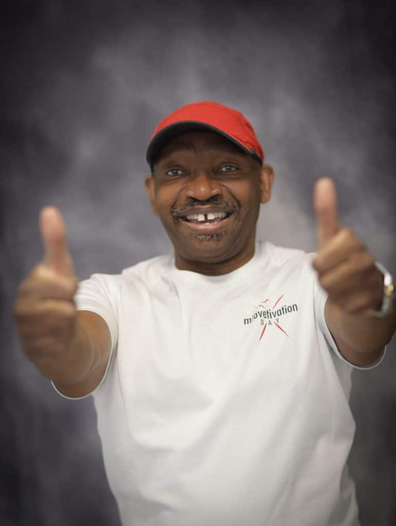 Mr. Move it! im weißen Shirt zeigt begeistert Daumen hoch